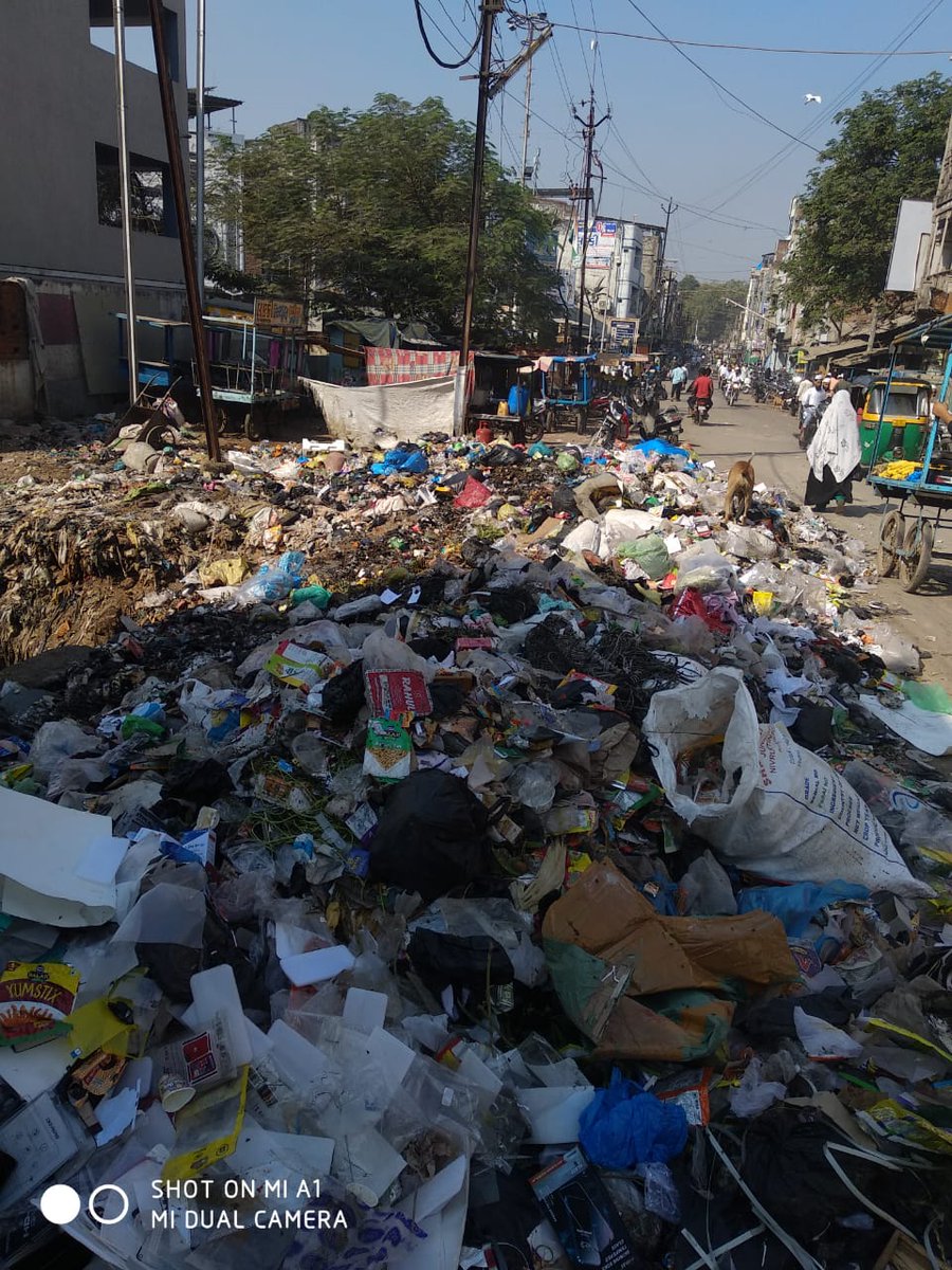AshrafP53383004's tweet photo. Aa Polan Bazar Godhra Nou Photu Se Aa Rasto Men Se
Saheb Aa Ne Dur Karavo And Saf Karavo
@God_Nagarpalika 
@CollectorGodhra 
@AimimPanchmahal https://t.co/pZH2T0ec00
