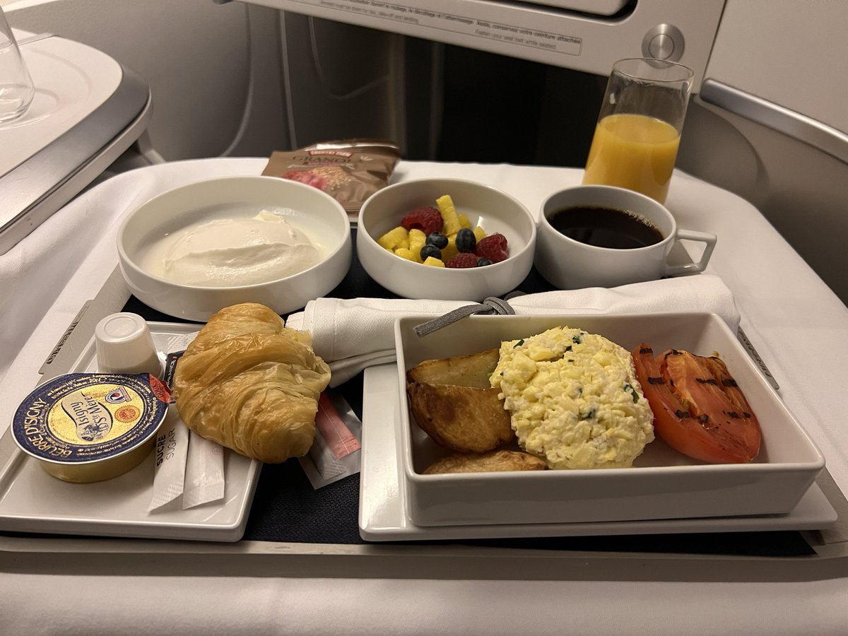 LookItsJulien's tweet image. Un service impeccable par @AirFranceFR 😍

#BusinessClass #OnBoardService #AvGeek