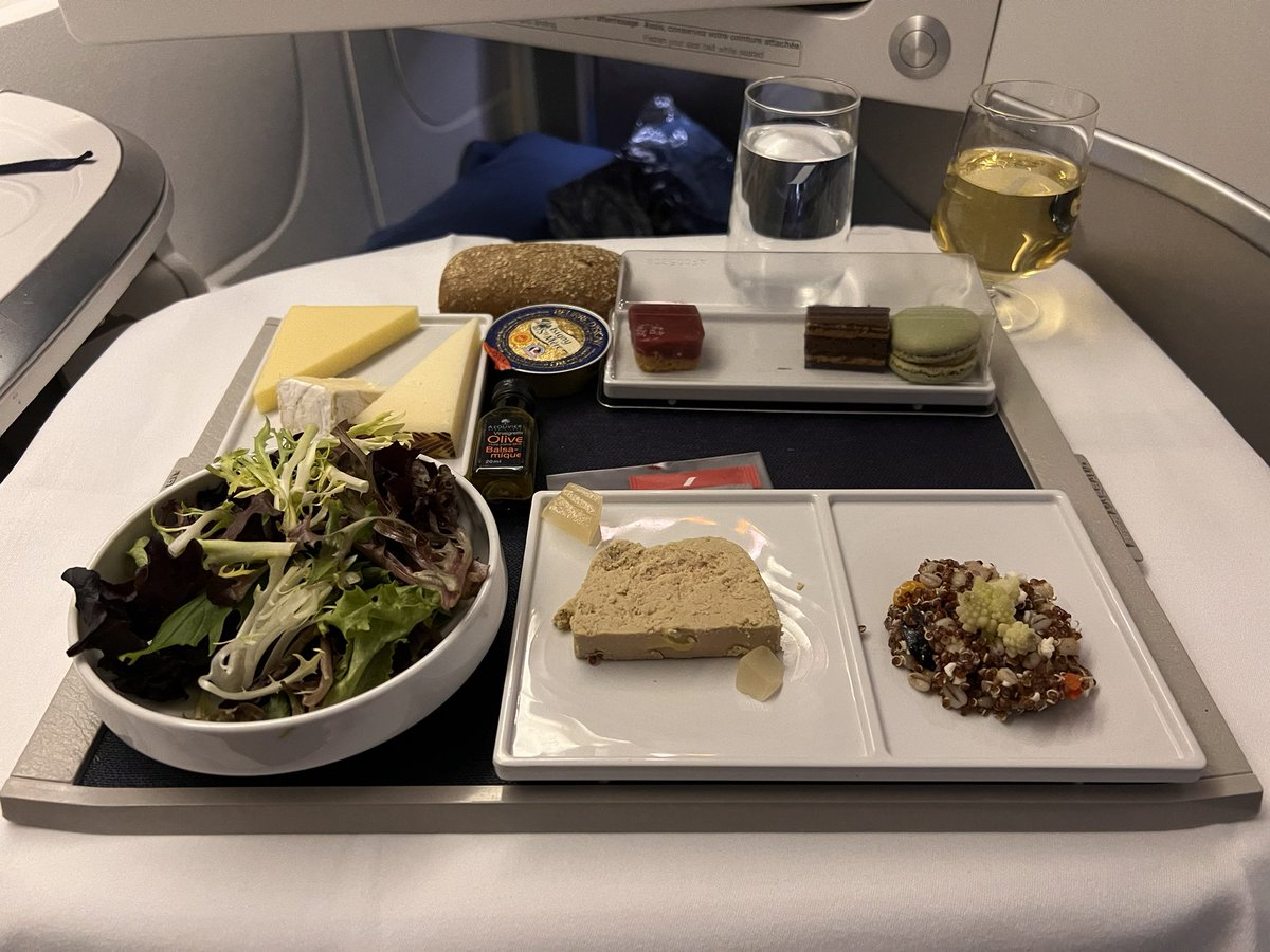 LookItsJulien's tweet image. Un service impeccable par @AirFranceFR 😍

#BusinessClass #OnBoardService #AvGeek