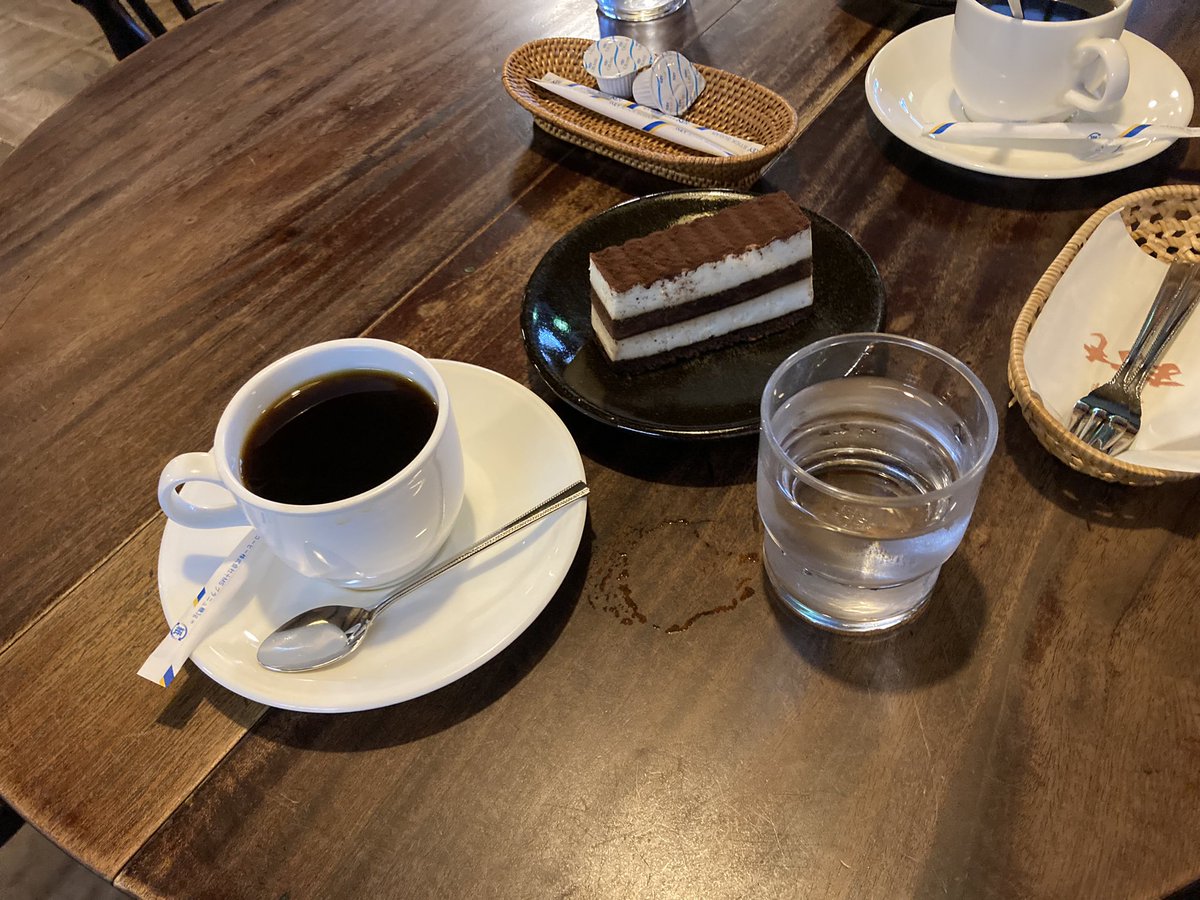 tankyu_omise's tweet photo. 今回伺ったのは、「まるも｣さん。喫茶店と旅館になっていまず。松本民芸家具に囲まれた店内はレトロな家囲気です。喫茶の営業は戦後からですが、旅館は150年近く昔からある歴史良い品です。1つ1つの所作を丁寧にすることを大切にしていらっしゃいました。「松本らしさ」がよく伝わってくるお店です。 https://t.co/hCLx8nApfS