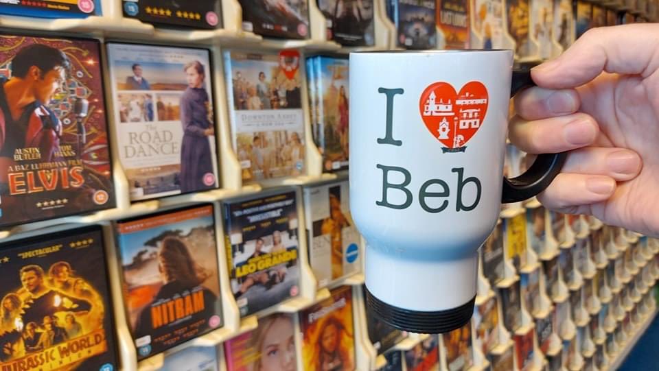 LoveBebington's tweet photo. Snips Movies have got theirs! 🍿🎞🎥 DM the page today to order your Love Bebington mugs, travel mugs, t-shirts, hoodies and much, much more, in time for Christmas! 🎅🏻🎄

#lovebebington #ch63 #volunteers #community #christmas2022 #wirral #merseyside #bebington #snipsmovies https://t.co/6hqpPXDTYl