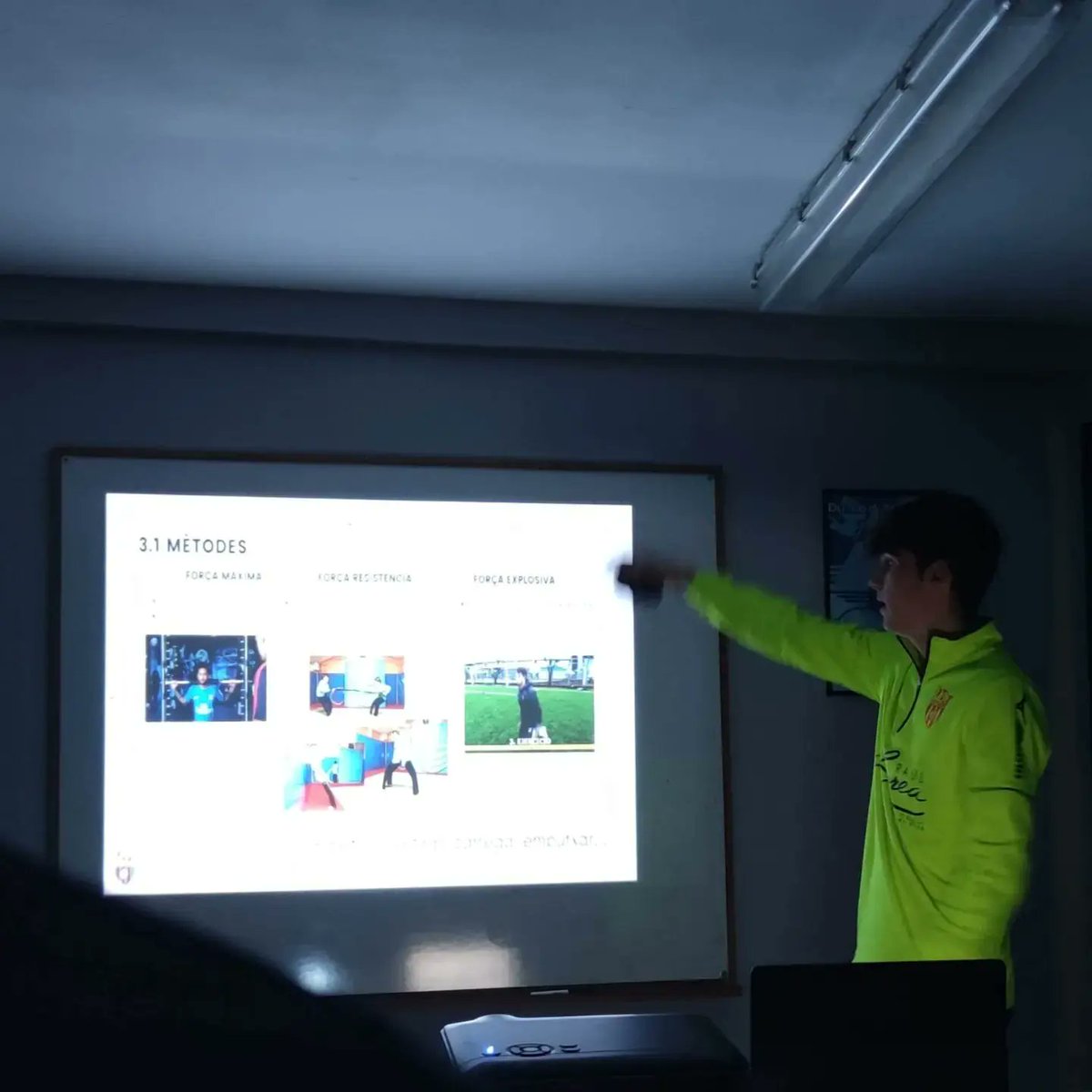 cfcaldes's tweet photo. Ponències internes per els entrenadors del club per part de @guillemcabot i @guilleem97 ahir. 
💪⚽
@oscarcastel 
@xavio1 
@esportscaldesm 
@noticiescalderi 
@radiocaldes https://t.co/KXR6l8K727