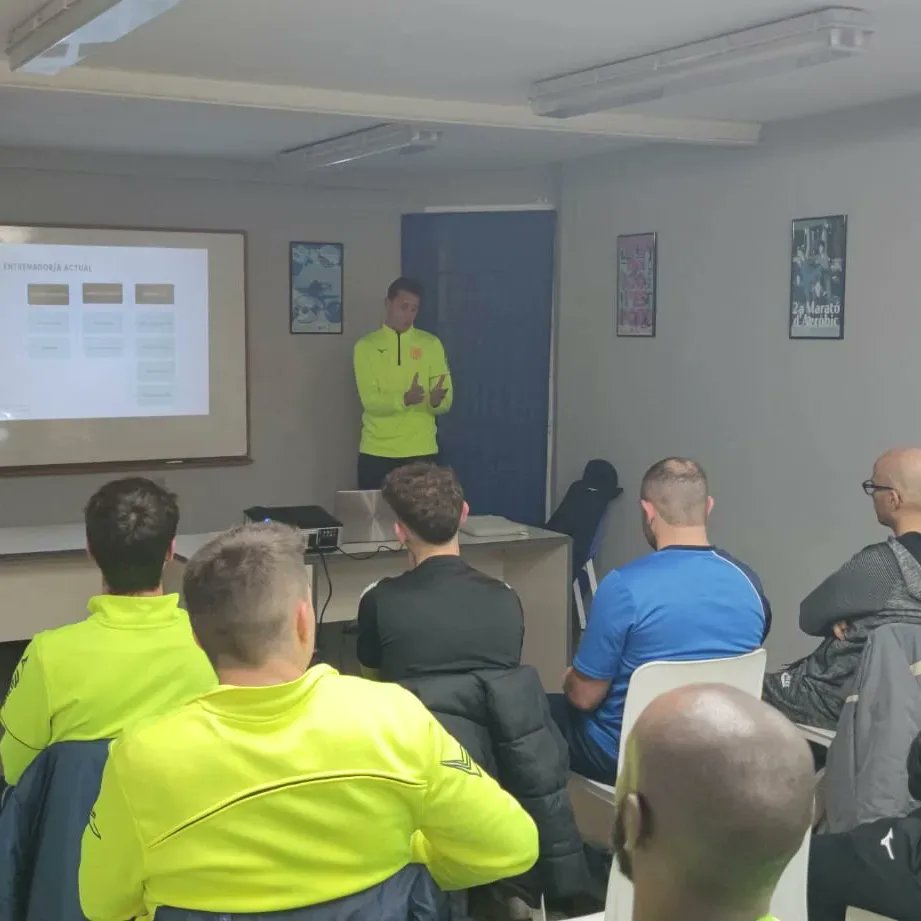 cfcaldes's tweet photo. Ponències internes per els entrenadors del club per part de @guillemcabot i @guilleem97 ahir. 
💪⚽
@oscarcastel 
@xavio1 
@esportscaldesm 
@noticiescalderi 
@radiocaldes https://t.co/KXR6l8K727