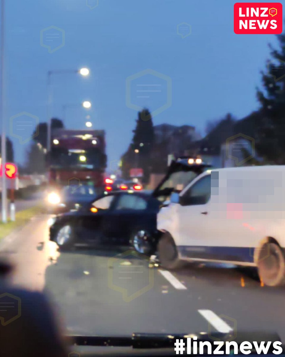 linzdotnews's tweet photo. 🚨 UNFALL
💥 Stau auf der Paschinger Straße Richtung Linz
👉 Nach einem Crash steht der Verkehr fast komplett, die Polizei hat eine lokale Umleitung eingrichtet.
📸 #Leserfoto
#linznews #verkehr #pendler #stau #linz #leonding #pasching https://t.co/L8O2iQYZIE