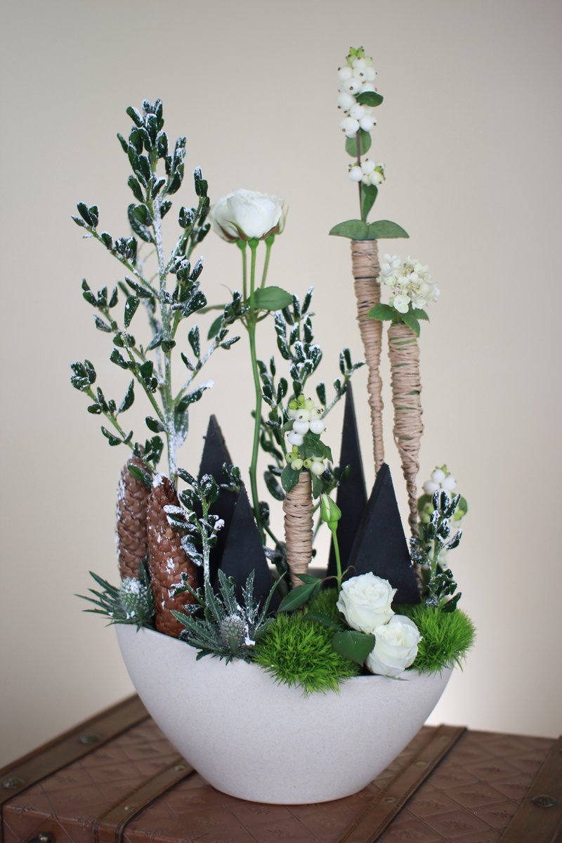 OasisFloralNA's tweet photo. A playful and funky way to use oasis midnight Foam and Bind wire!
#oasisfloralfoam #oasisfloralproducts #midnightfoam #flowergoals #flowerdecorations
#floraldesignstudio #uniquefloraldesigns
#customflowers #floralgift #christmasarrangements #christmascenterpieces https://t.co/giA3ppa78W