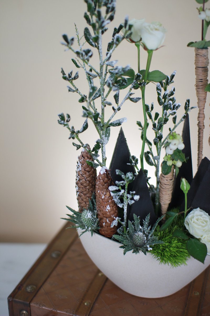 OasisFloralNA's tweet photo. A playful and funky way to use oasis midnight Foam and Bind wire!
#oasisfloralfoam #oasisfloralproducts #midnightfoam #flowergoals #flowerdecorations
#floraldesignstudio #uniquefloraldesigns
#customflowers #floralgift #christmasarrangements #christmascenterpieces https://t.co/giA3ppa78W