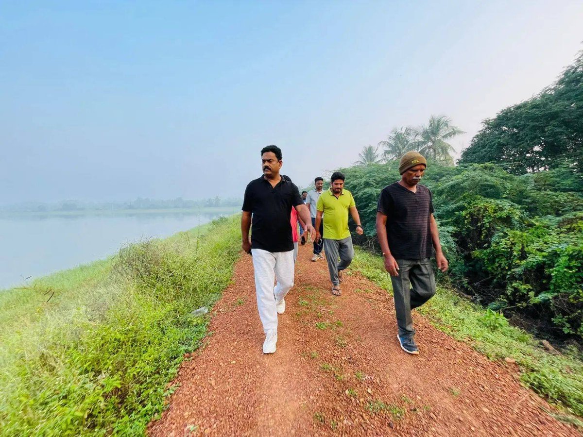 manaWGodavari's tweet photo. నరసాపురం మున్సిపాలిటీకి సంబంధించి వాటర్ వర్క్స్(మంచినీటి కుళాయి చెరువు)ను మున్సిపల్ అధికారులుతో కలిసి మార్నింగ్ వాక్ లో పరిశీలన  చేస్తున్న రాష్ట్ర ప్రభుత్వ చీఫ్ విప్ ముదునూరి ప్రసాదరాజు గారు @mprasadaraju369  

#MudunuriPrasadaRaju #ManaWestGodavari #YSJaganMarkGovernance https://t.co/73oEmnTpVm