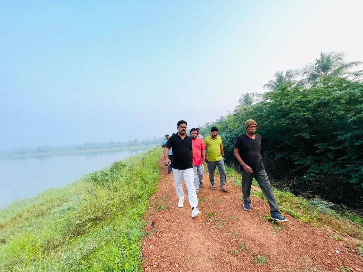 manaWGodavari's tweet photo. నరసాపురం మున్సిపాలిటీకి సంబంధించి వాటర్ వర్క్స్(మంచినీటి కుళాయి చెరువు)ను మున్సిపల్ అధికారులుతో కలిసి మార్నింగ్ వాక్ లో పరిశీలన  చేస్తున్న రాష్ట్ర ప్రభుత్వ చీఫ్ విప్ ముదునూరి ప్రసాదరాజు గారు @mprasadaraju369  

#MudunuriPrasadaRaju #ManaWestGodavari #YSJaganMarkGovernance https://t.co/73oEmnTpVm
