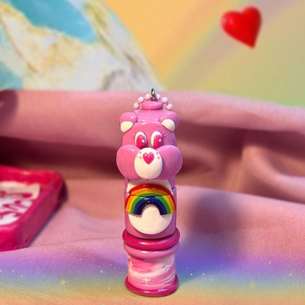psmark1821's tweet photo. มีทั้งแบบถอดเคสและติดกาวให้เลือกเลย Care Bearสั่งทำ เลือกตัวไหนก็ได้ที่เราชอบ แถมยังเลือกตัวอักษรพาสเทลไว้ห้อยได้ด้วยนะ คือเลิศมากกกก✨

พิกัด📍 https://t.co/bwh4tmhqon https://t.co/Y7Ap1IR2Wh