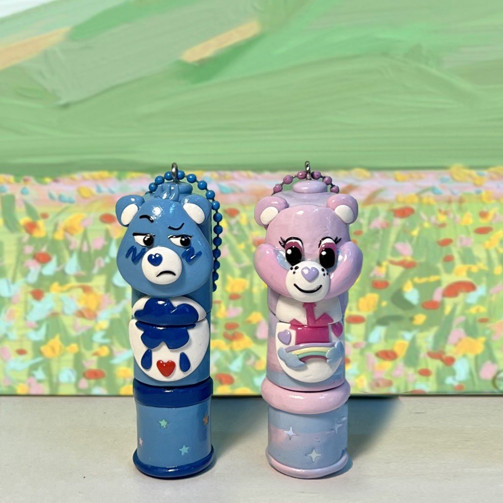 psmark1821's tweet photo. มีทั้งแบบถอดเคสและติดกาวให้เลือกเลย Care Bearสั่งทำ เลือกตัวไหนก็ได้ที่เราชอบ แถมยังเลือกตัวอักษรพาสเทลไว้ห้อยได้ด้วยนะ คือเลิศมากกกก✨

พิกัด📍 https://t.co/bwh4tmhqon https://t.co/Y7Ap1IR2Wh