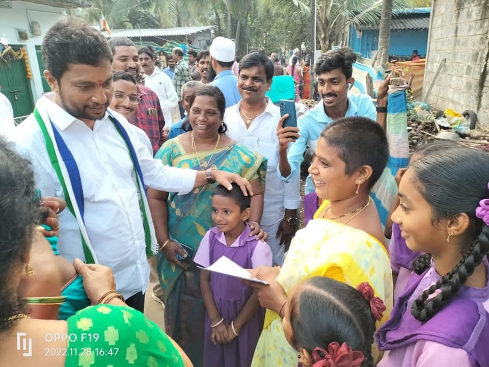 manaWGodavari's tweet photo. పాలకొల్లు మండలం చింతపర్రు గ్రామంలో "గడప గడపకు మన ప్రభుత్వం" కార్యక్రమంలో పాల్గొని నవరత్నాలలో భాగముగా ప్రజలందరికీ సంక్షేమ పథకాలను అందించేందుకు ప్రచార కార్యక్రమంలో పాల్గొనడం జరిగింది.  - @Srinivas_kavuru

#GadapaGadapakuManaPrabhuthvam #GadapaGadapakuYSRCP #ManaWestGodavari https://t.co/QL6KSPcZ0a