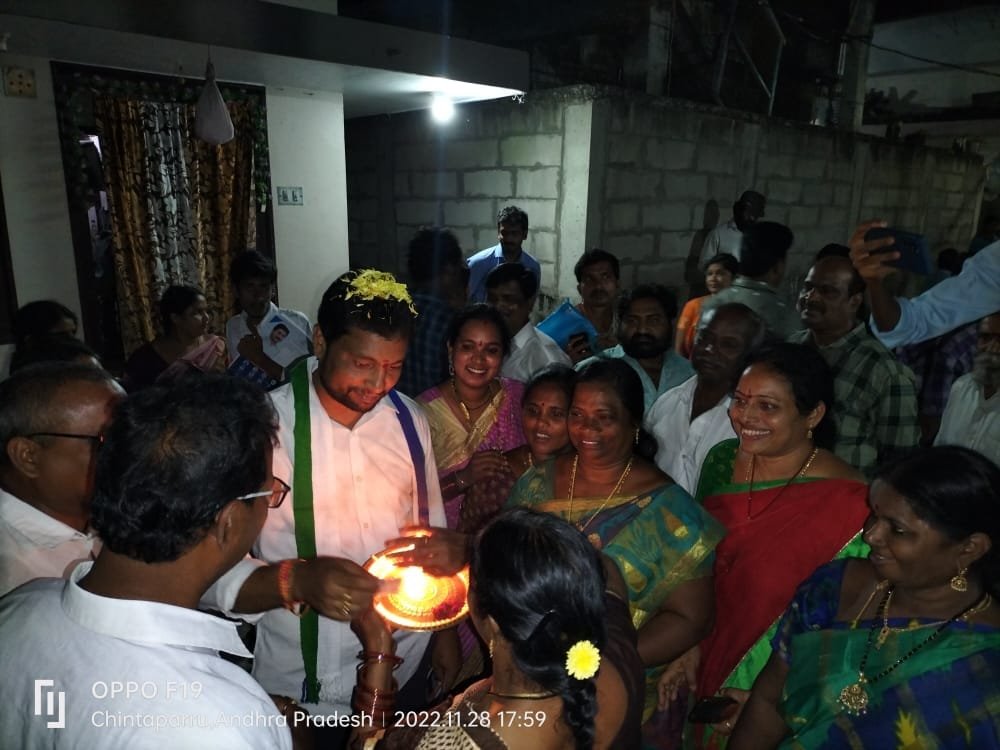 manaWGodavari's tweet photo. పాలకొల్లు మండలం చింతపర్రు గ్రామంలో "గడప గడపకు మన ప్రభుత్వం" కార్యక్రమంలో పాల్గొని నవరత్నాలలో భాగముగా ప్రజలందరికీ సంక్షేమ పథకాలను అందించేందుకు ప్రచార కార్యక్రమంలో పాల్గొనడం జరిగింది.  - @Srinivas_kavuru

#GadapaGadapakuManaPrabhuthvam #GadapaGadapakuYSRCP #ManaWestGodavari https://t.co/QL6KSPcZ0a