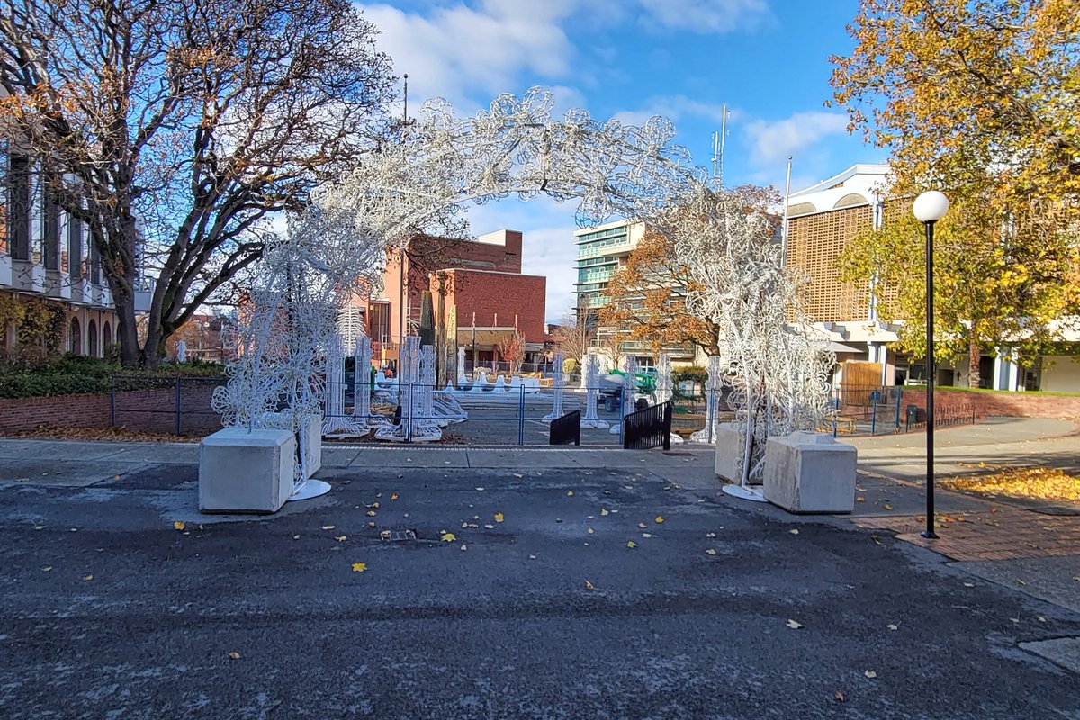 wolfnowl's tweet photo. Preparations are underway for #LightsofWonder at #CentennialSquare - opening December 15th!!
https://t.co/01kxD5IHLG
#photo #photography #yyj #Victoria #BC #Downtown #christmas2022 https://t.co/I4Ni4zyAr9