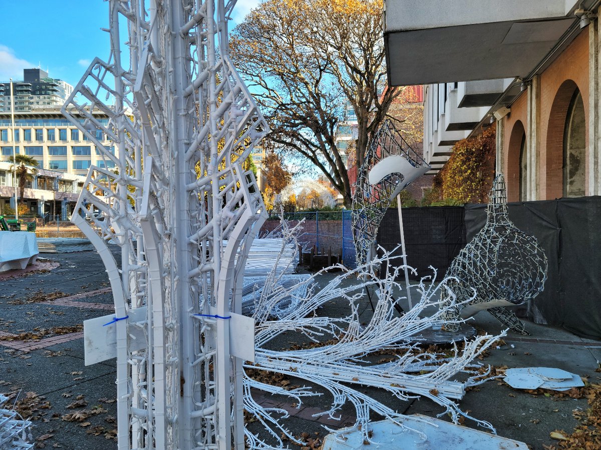 wolfnowl's tweet photo. Preparations are underway for #LightsofWonder at #CentennialSquare - opening December 15th!!
https://t.co/01kxD5IHLG
#photo #photography #yyj #Victoria #BC #Downtown #christmas2022 https://t.co/I4Ni4zyAr9
