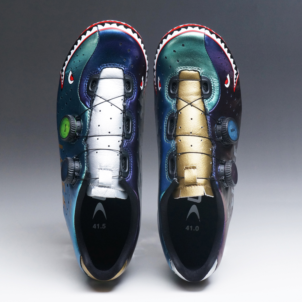 kirschberg_inc's tweet image. LAKE CUSTOMなら #カンガルー革 で世界一カラフルなサメのシューズも作れちゃう！左右別サイズも込みでシューズ代＋11,000円。

#lakecustom #lakeシューズ #サイクルスポーツ #lakecycling #本革サイクリングシューズ #ビンディングシューズ #自転車シューズ #ビンディングペダル #自転車ペダル