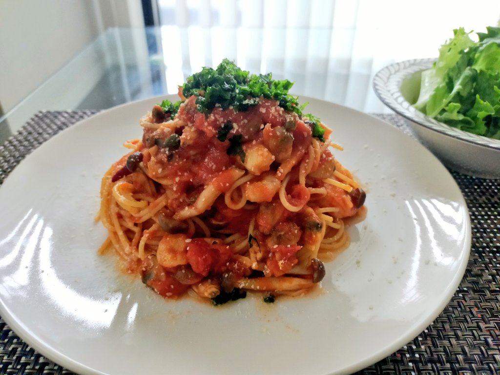 今日のお昼ごはん 魚介ときのこ、ケッパーのトマトソースパスタ シーフードミックスと作り置きのトマトソースを合わせてお手軽に。