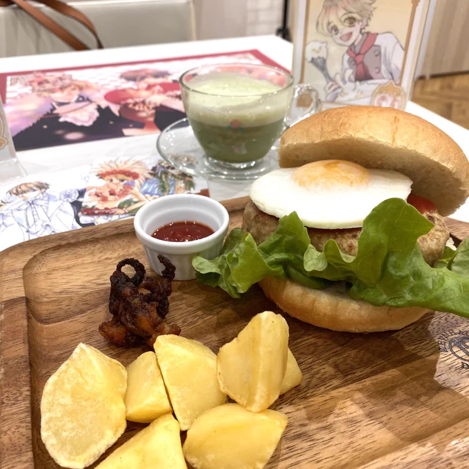 光と馨推しの友人に誘って貰ってホスト部カフェに行って来ました。イラストも沢山飾ってあって楽しかったです!描き下ろしイラストかわいい〜満喫したので仕事もがんばります 