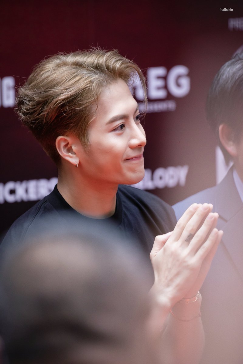 ballsirin's tweet photo. หล่อแบบไม่มีอะไรมากั้น สวัสดีคับบบบบบบ 🌹🤟🏻
#JacksonWang
#JacksonWangFanmeetatEmQuartier https://t.co/cNiuu2845o