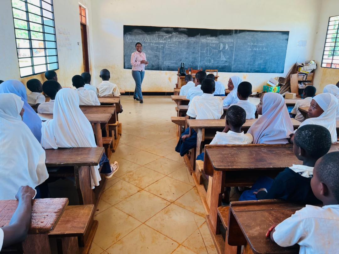 TakukuruTz's tweet photo. TAKUKURU MUHEZA YAIMARISHA KLABU YA WAPINGA RUSHWA SHULE YA MSINGI  ENZI "…elimu mliyoipata leo iwasaidie kuwa wajasiri katika kutoa taarifa za vitendo vya rushwa vinavyotokea shuleni na katika jamii inayowazunguka”. Neema Mack TAKUKURU Muheza Novemba 28, 2022.#takukuru #muheza https://t.co/X9eHDqKIq2