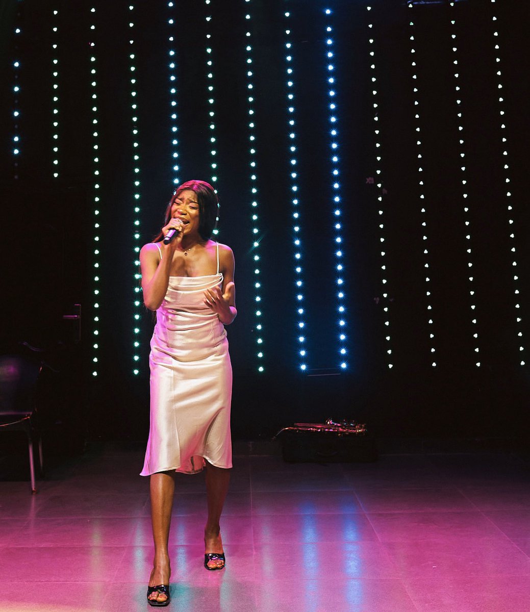 Reynbow_flower's tweet photo. For people who have never heard my name or song The love blew me away .Tbh I wasnβt sure how the audience would receive me but I let my sound take the lead . I canβt really express how I felt I just know I loved it . Iβll let the pictures tell you the rest .#letitreyn https://t.co/d9575PdVdl