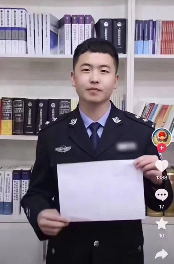 meirifangong's tweet photo. 中共警察声援白纸革命！ https://t.co/Jw9M6wyNtG