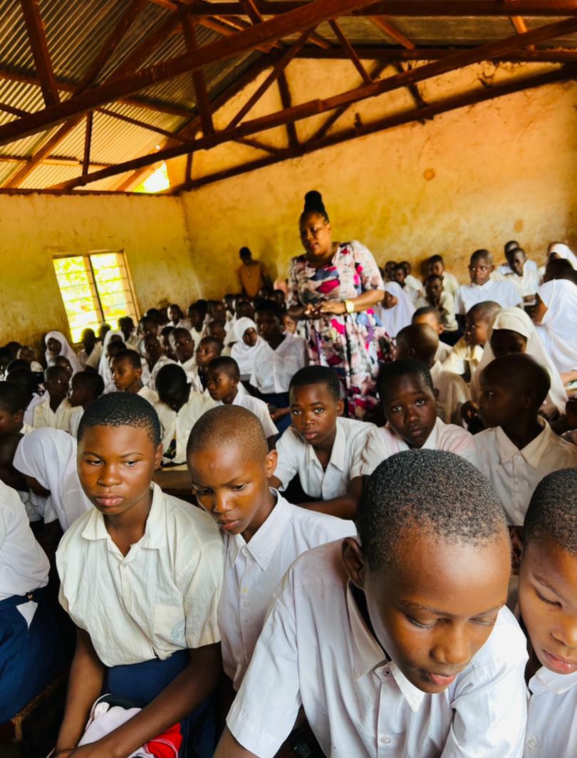 TakukuruTz's tweet photo. TAKUKURU MUHEZA YAIMARISHA KLABU YA WAPINGA RUSHWA SHULE YA MSINGI  MINDU “...Vijana ni kundi kubwa katika jamii hivyo tutumie njia zote ikiwemo sanaa ili kupenyeza ujumbe wa mapambano dhidi ya Rushwa kwa vijana”. Beatrice Alfred TAKUKURU Muheza Novemba 28, 2022.#takukuru #muheza https://t.co/Qbso98rYvR