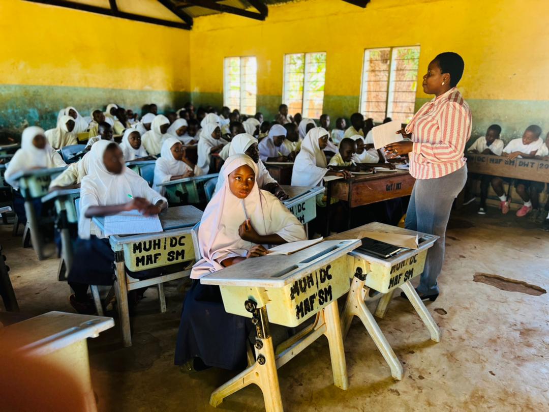TakukuruTz's tweet photo. TAKUKURU MUHEZA YAIMARISHA KLABU YA WAPINGA RUSHWA SHULE YA MSINGI  MAFERE .  "...... Kuzuia Rushwa ni jukumu lako na langu; Tutimize wajibu wetu” . Neema Mack TAKUKURU Muheza Novemba 28, 2022.#takukuru #muheza https://t.co/Ioe8dw29hY