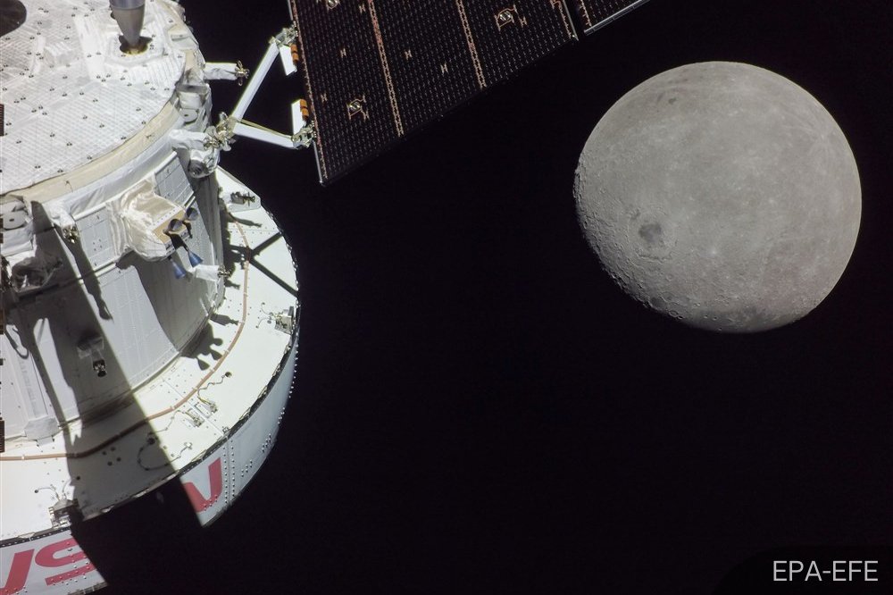 NewsBFM's tweet photo. 1. NASA’s Orion spacecraft has moved 434,523 kilometres beyond Earth, which is the furthest any spacecraft designed to carry humans has travelled. 

The ship, which is uncrewed on this occasion, is expected to carry astronauts on its next outing in two years’ time. https://t.co/G4NvinkZdE