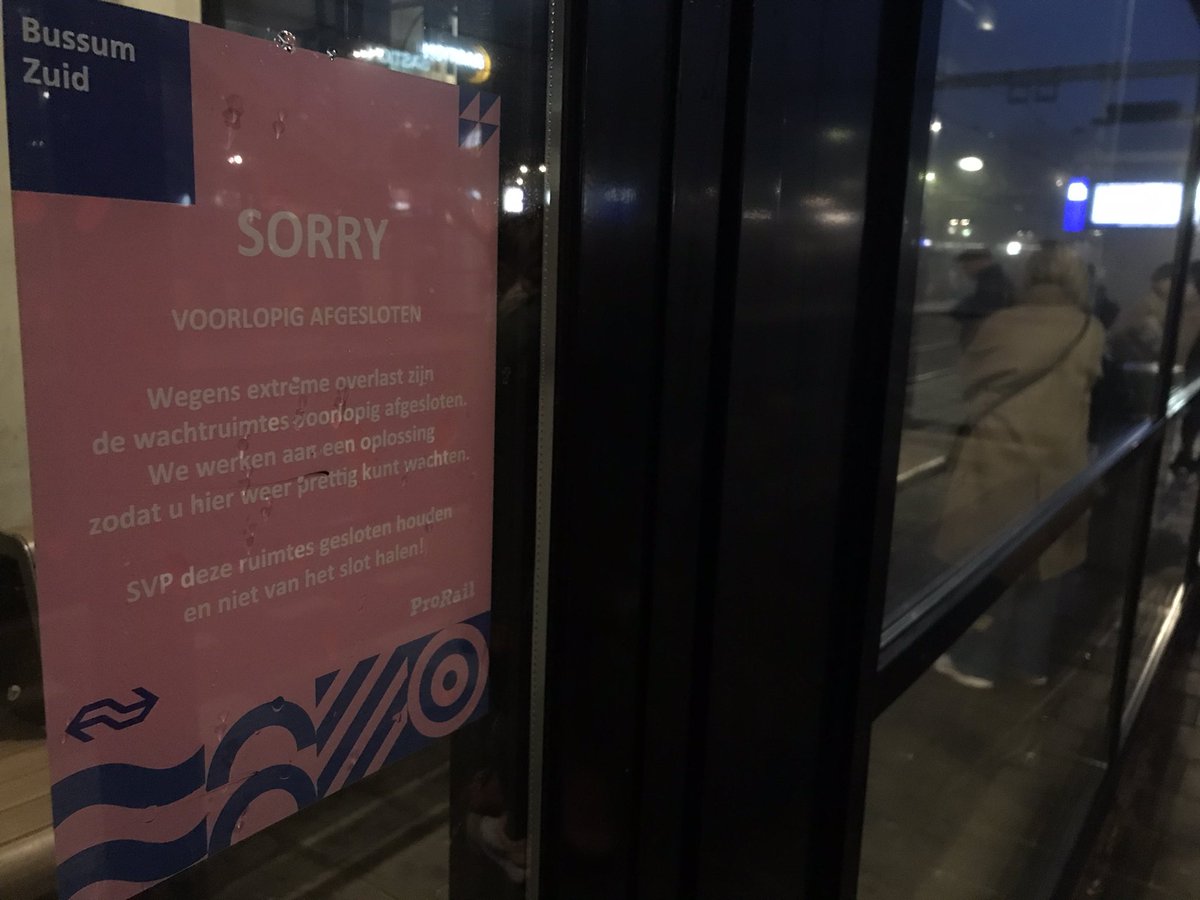 Station Bussum Zuid. Het licht is nu wel aan, maar beide wachtruimtes nog steeds op slot. Wat gaan we eraan doen? <a href="/NS_online/">NS online</a> <a href="/ProRail/">ProRail</a> <a href="/POL_GooienVecht/">Politie Gooi en Vechtstreek</a> <a href="/GooiseMeren/">Gooise Meren</a> <a href="/PvdAGooiseMeren/">PvdA Gooise Meren</a>  <a href="/d66gooisemeren/">D66 Gooise Meren 🇺🇦</a> <a href="/vvdgooisemeren/">VVD Gooise Meren</a> <a href="/RaadGooiseMeren/">Raad Gooise Meren</a> <a href="/CDAGooiseMeren/">CDA Gooise Meren</a> <a href="/gooieneemlander/">De Gooi- en Eemlander</a> <a href="/GooienEembode/">De Gooi en Eembode</a>