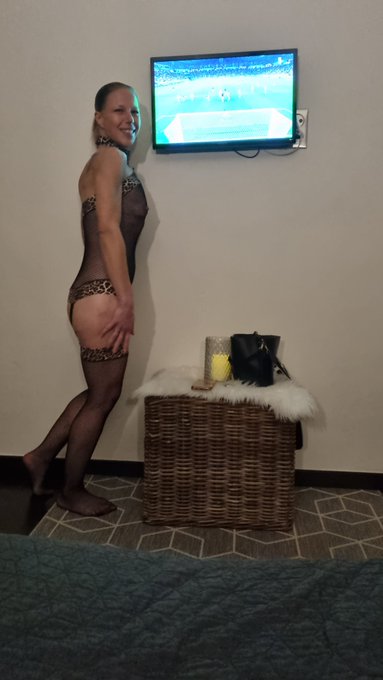 Tussen 2 klanten door , hij wil voetbal zien en ik wil sex : compromissen sluiten 🤷🏼&zwj;♀️😅🔥 https://t.<a href="/tag/xhamster"class="tags"><span>#xhamster</span></a>