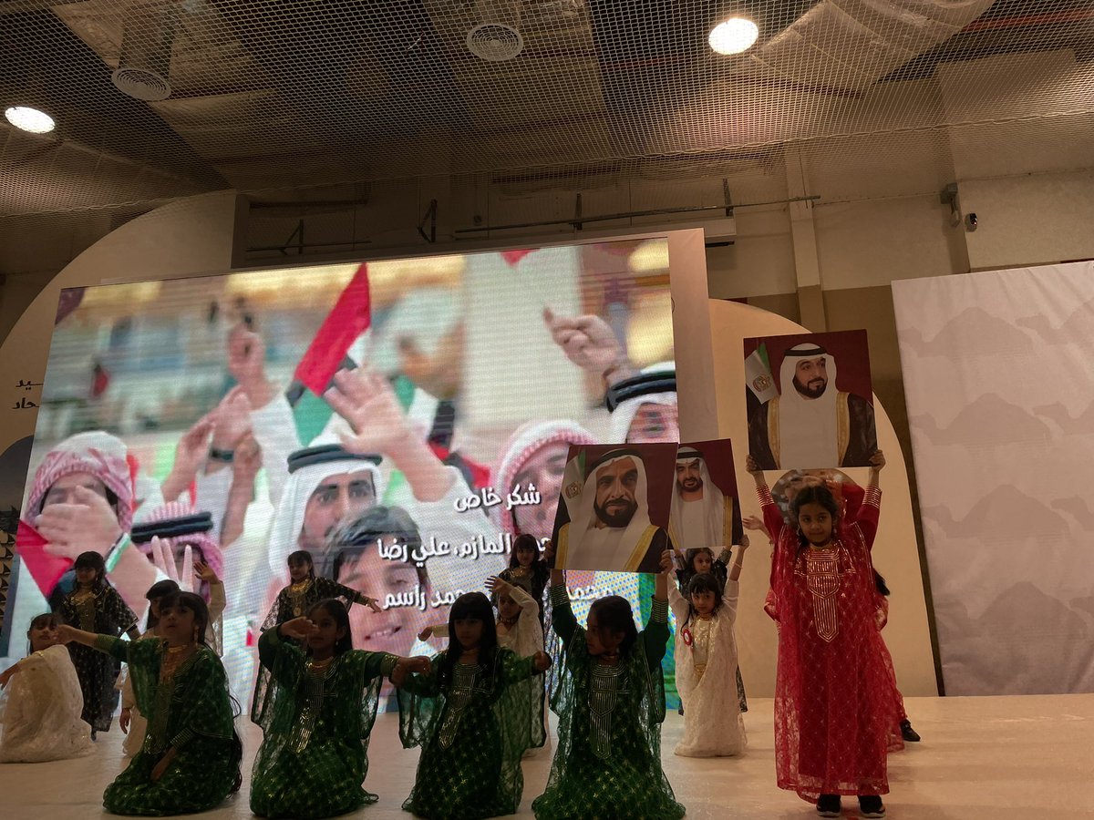 k_m_almazroui's tweet photo. عندما يحين عرض الطالب في المدرسة أول ما يفعله هو البحث عن ذويه، يبحث عمن يدعمه ويحتفي به ويصفق له ويكافئ جهوده ويخبره كم كان رائعا وشجاعا..لا تكسر قلب طفلك واحتياجاته ولا تخيب أمله بعدم الحضور وتقديم أولويات أخرى عليه.. https://t.co/RW9KOsizSP