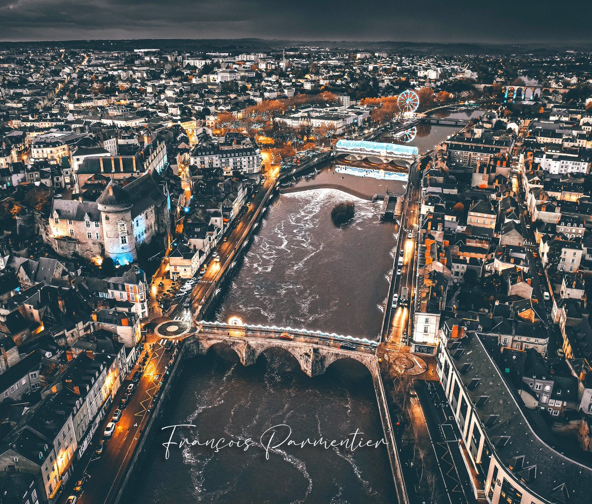 fparmentierv's tweet photo. Voici le cliché des illuminations de @Laval_la_Ville que nous avons imaginé, il y a 3 mois, avec Laval Tourisme.

Réalisé avec l'accord des autorités compétentes, avant la nuit aéronautique et respectant les règles de l'aviation civile européenne https://t.co/M3zEAa2VcD
