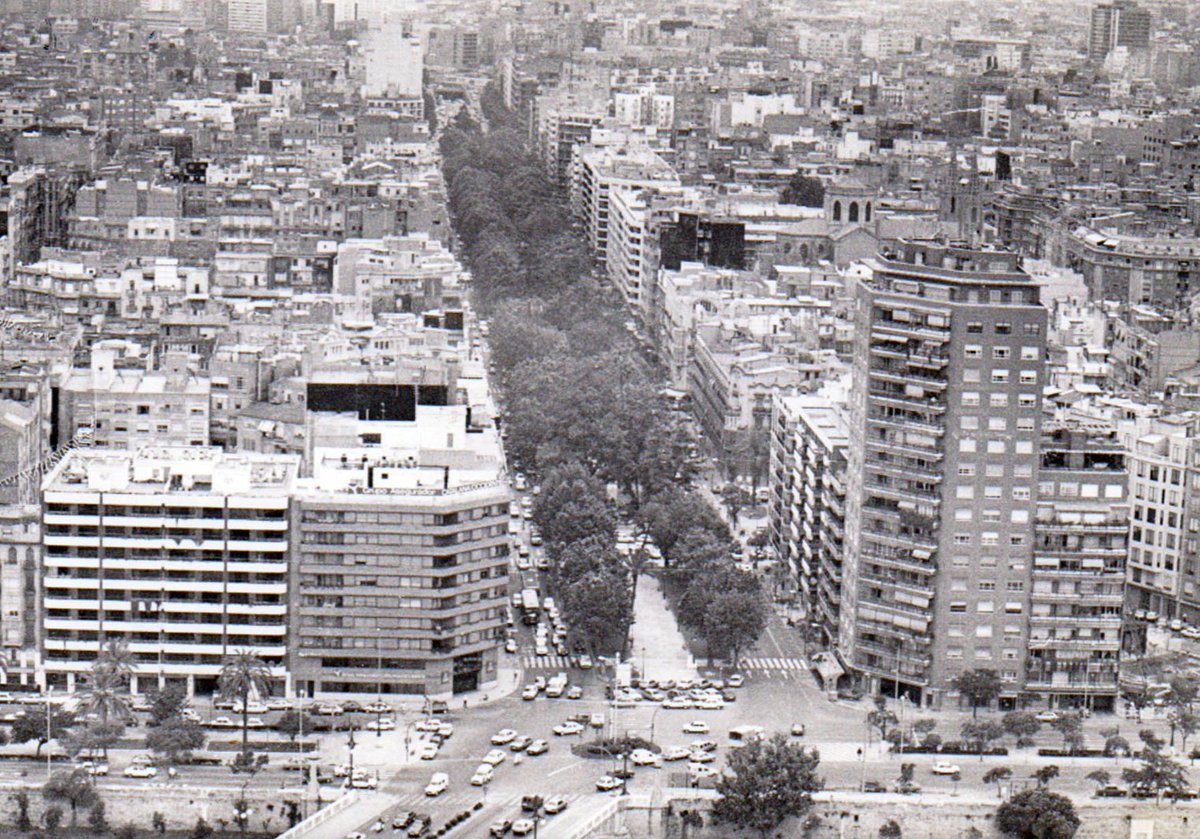 el que tocaria és llogar un carro de fem, del d’abonar, i amb una cavalleria fer-li creure a Batiste, el coixet de Castellar, l’amo de les cavalleries, que era una performance artística, que tenia tots els permisos de l’Ajuntament, i escampar-lo a palades per la Gran Via.