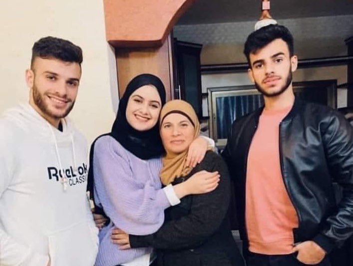 Ymama's tweet photo. والله إن الوجع في بلادنا يكاد أن يصيبنا بالجنون!
قمران على يمين الصورة ويسارها سيغيبان عن كل الصور العائلية بعد اليوم!
وسيبقى قلب أمهما فارغًا لآخر العمر!
الشهيدان الشقيقان ظافر وجواد الريماوي ارتقيا صباح اليوم برصاص المحتل بعد اقتحامه قرية #كفر_عين في #رام_الله https://t.co/E7UNPDnX9k
