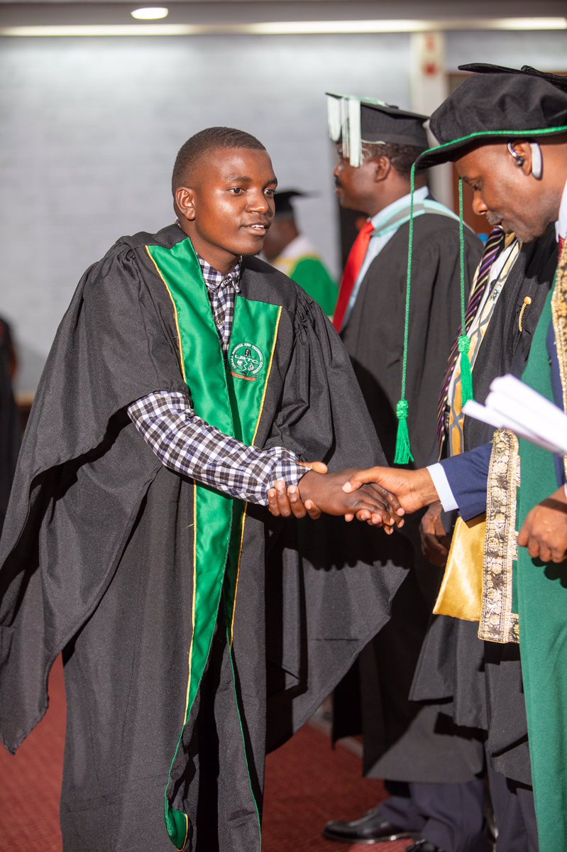 Berac_Auto's tweet photo. Congratulations to our mechanic on the go for graduating with honors. Dream about success and strive towards its achievement. #ZedTwitter #BeracAuto #business https://t.co/Sa56C6CLqq