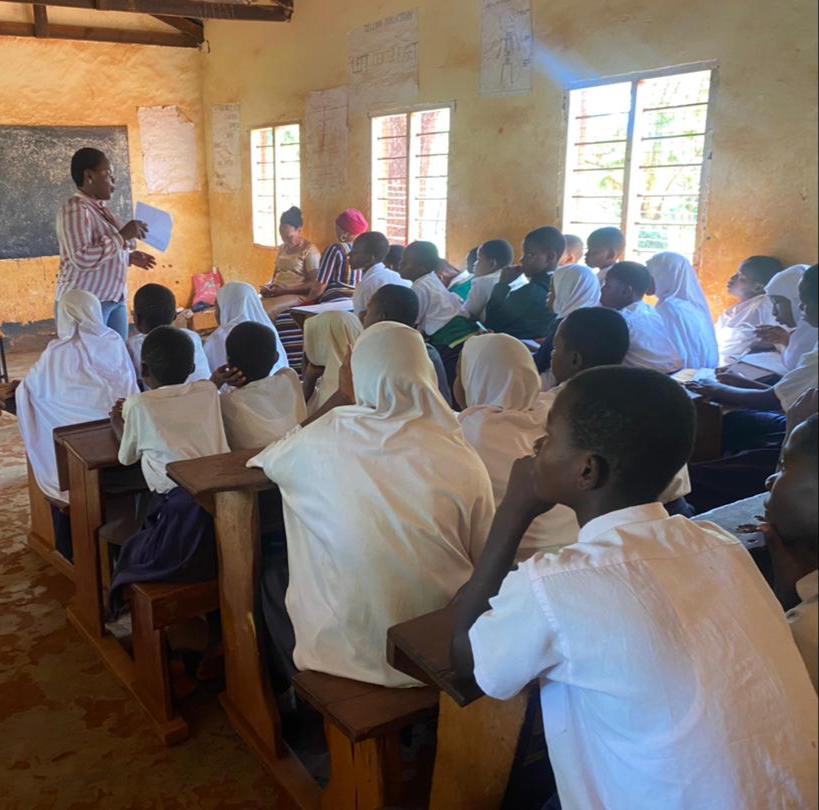 TakukuruTz's tweet photo. TAKUKURU MUHEZA YAIMARISHA KLABU YA WAPINGA RUSHWA SHULE YA MSINGI  KILULU“………Rushwa ni adui wa haki, hivyo elimu tuliyowapa leo iwasaidie kuwa mstari wa mbele kuikataa rushwa”.Neema Mack TAKUKURU Muheza Novemba 28, 2022.#takukuru #muheza https://t.co/N9DuiYNJF5