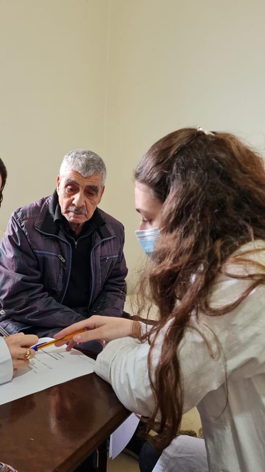 RCBeirutCedars's tweet photo. Les bénévoles de la Cellule Médecine Opération 7ème jour - USJ ont visité LifeLine- بيت جدودنا & بيت ستّي le 26 nov 2022 pr la consultation médicale et la visite des personnes agées en partenariat avec le @RCBeirutCedars
Faculté de Médecine-USJ
#usjliban #o7_usj https://t.co/jgduEh4XbG