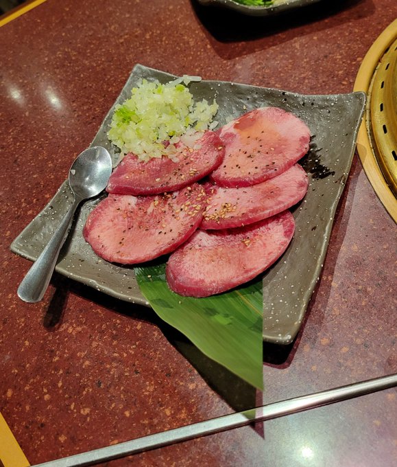 #いい肉の日

数年ぶりに行った焼肉店。
胃もたれしないいい肉で、
以前に比べると、
気持ち肉は薄くなっていたような
気がしないでもないけど、
味は変わらず美味しかった。 