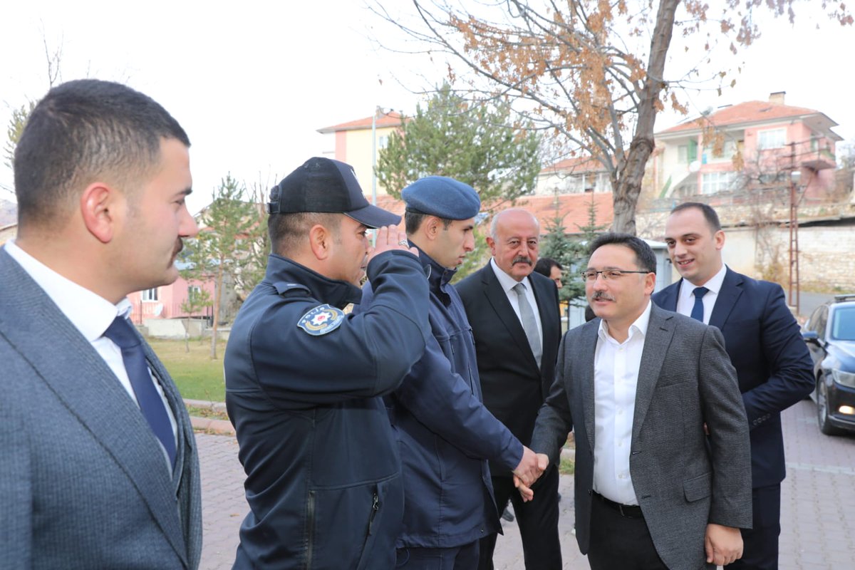 kayserivaliligi's tweet photo. Valimiz Sayın Gökmen Çiçek, Özvatan Kaymakamlığını ziyaret ederek, Kaymakam Yakup Hacıismailoğlu'ndan, ilçenin tarihi, ekonomik ve kültürel yapısı hakkında bilgiler aldı. https://t.co/G9bIMrhi7k