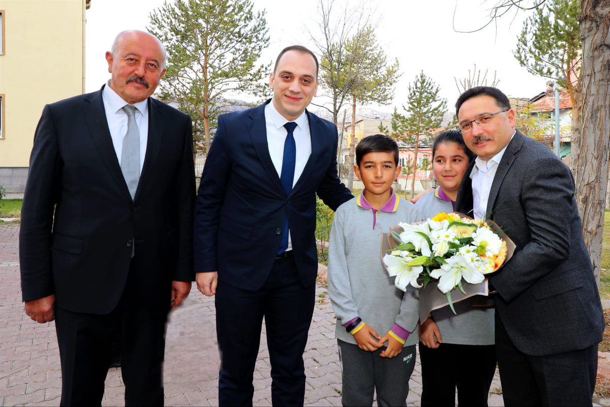 kayserivaliligi's tweet photo. Valimiz Sayın Gökmen Çiçek, Özvatan Kaymakamlığını ziyaret ederek, Kaymakam Yakup Hacıismailoğlu'ndan, ilçenin tarihi, ekonomik ve kültürel yapısı hakkında bilgiler aldı. https://t.co/G9bIMrhi7k