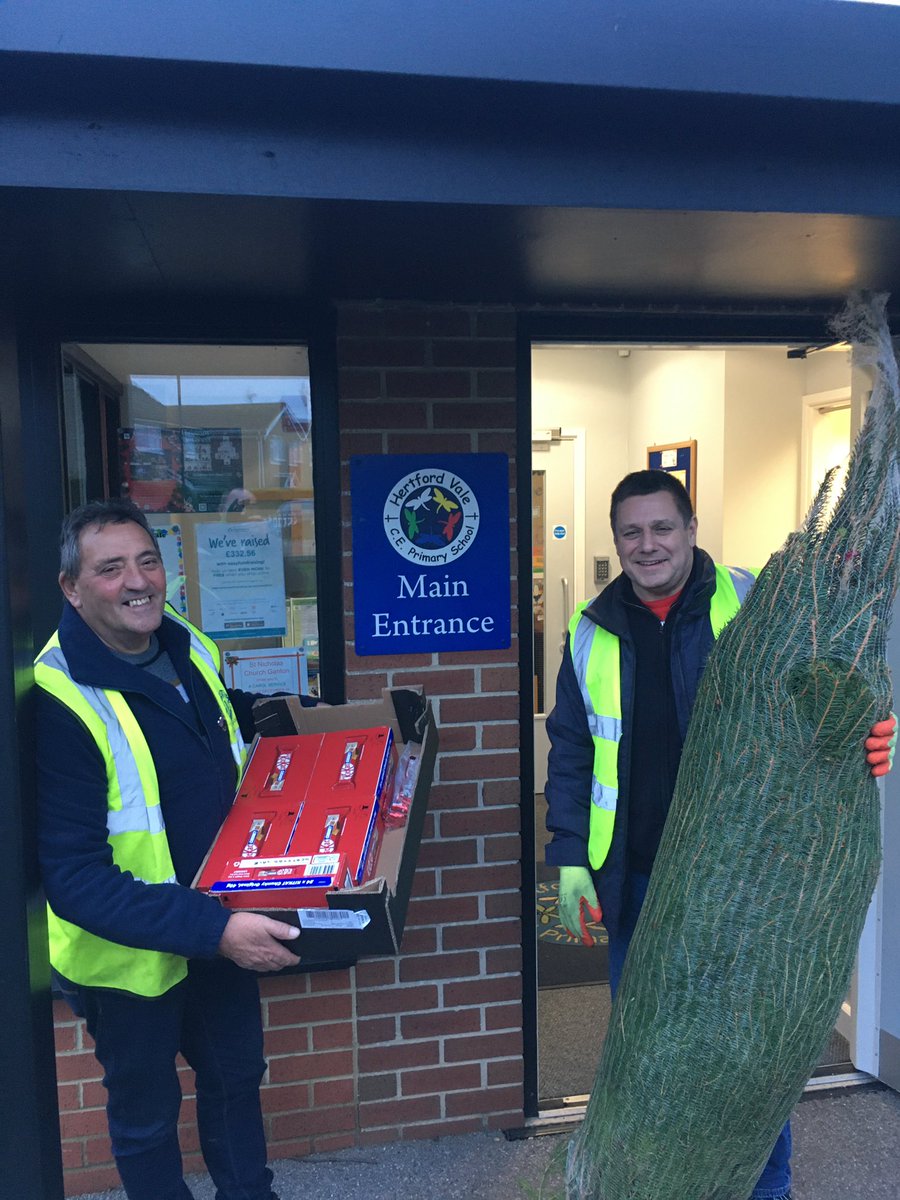 LionsFileyClub's tweet photo. yesterday we were out with Xmas trees from Redcliffe Farm.5 bought,they were donated along with large boxes of Kit-Kats to schools in the area.Thanks go to Filey Infants/Juniors,Filey Top School,Hunmanby Primary,Hertford Vale for such warm welcomes. #filey @redcliffefarmsh https://t.co/sFJygECaZ4