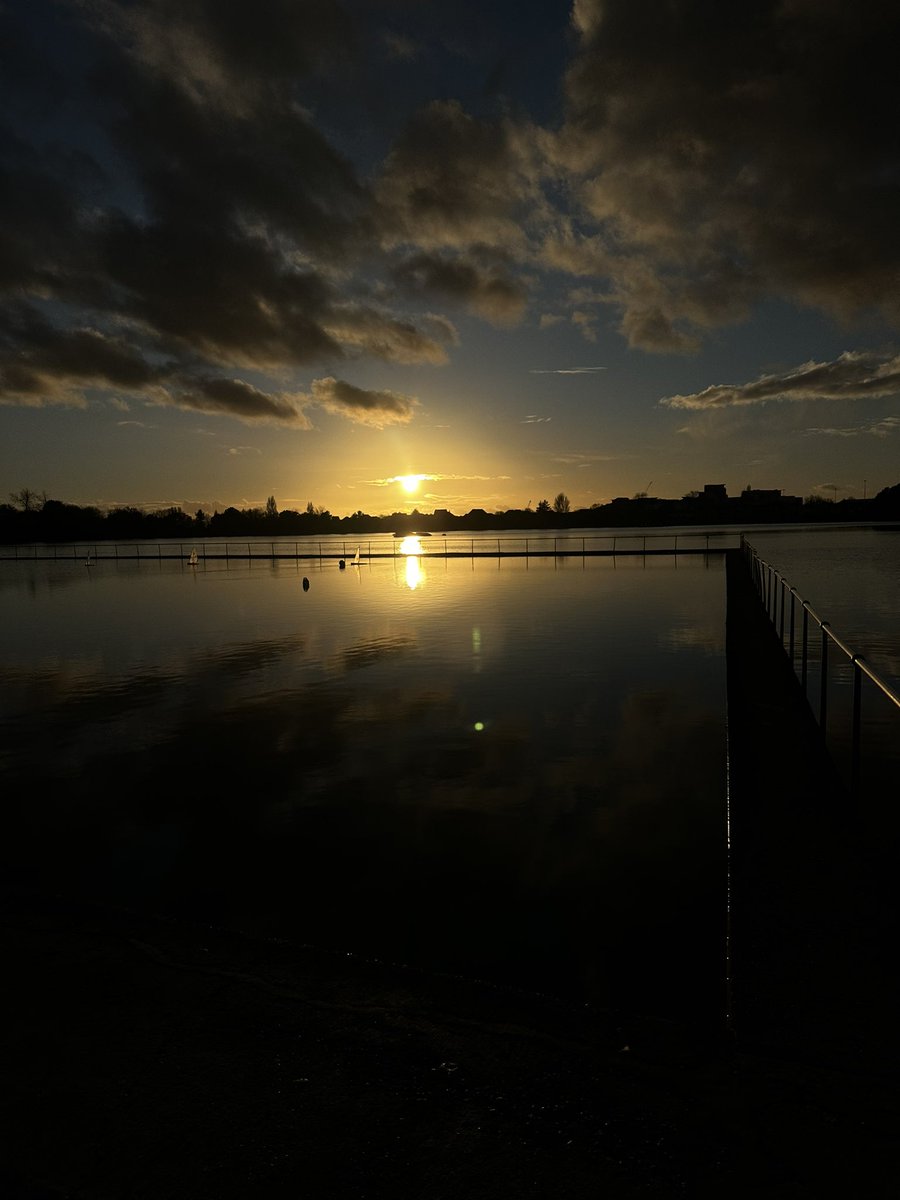 livfreeman12's tweet photo. Don’t mind running with these views #poole https://t.co/zU8MS6AVLR