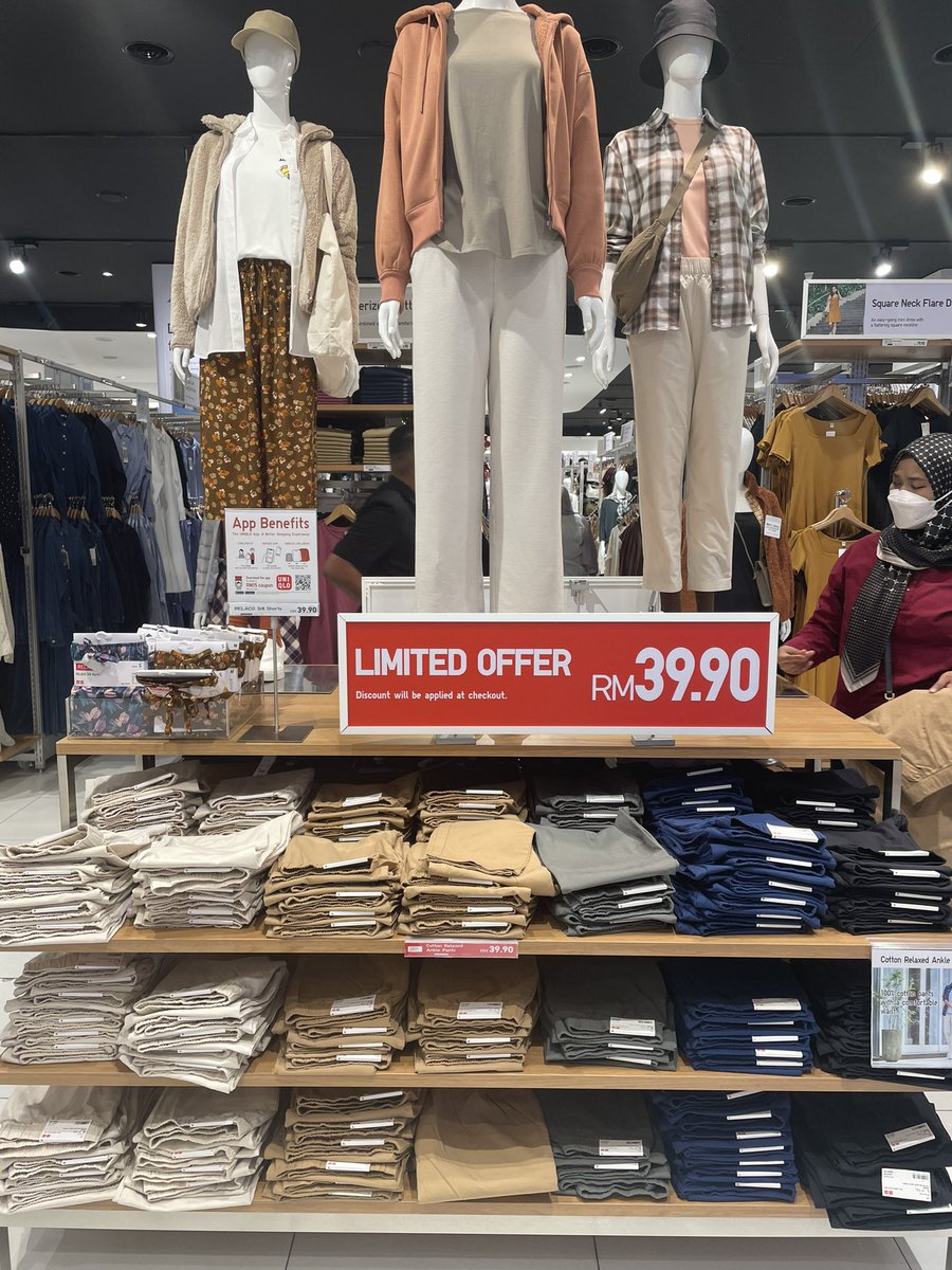 najminaim_'s tweet photo. Yang belum tahu, esok 30/11 last #uniqlomalaysia buat THANKYOU FESTIVAL. Harga dia masyaAllah, murah

Sebagai pembeli bijak yg jarang2 membeli, guna lah hari2 mcm ni utk shopping ya.

Aku pi uniqlo kt @SuriaKLCCMall 

Aku sertakan gambar kt bawah. Pi cepat dan selamat membeli 😁 https://t.co/lGsMv2P0lf