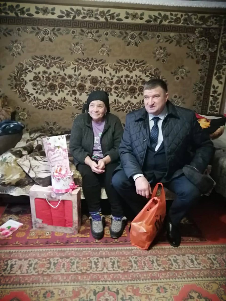 На этом фото - курский чиновник в доме матери убитого мобилизованного, которой он подарил полотенца.

Но на самом деле на этом фото - современная Россия.
Нищая женщина на фоне убогих ковров, получившая от безразличной власти полотенца взамен сына - это и есть Россия.