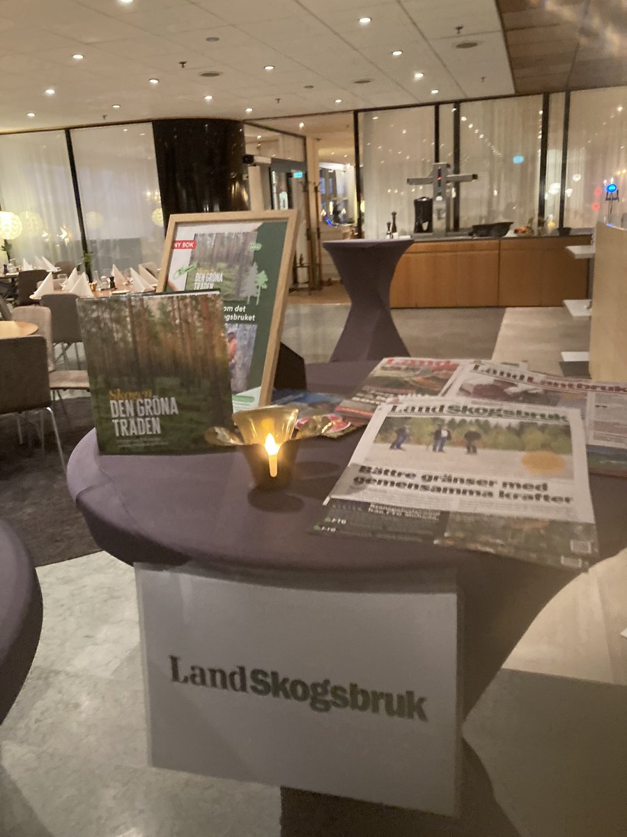 LandLantbruk's tweet photo. Land Skogsbruk träffar skogsägare och pratar om våra tidningar och vår bok Skogen - Den gröna tråden på LRF:s skogsägarfrukost. Roligt att träffa läsare! #skog #skogsägare #tidskrifter #skogendengrönatråden https://t.co/zZh7OAVoch