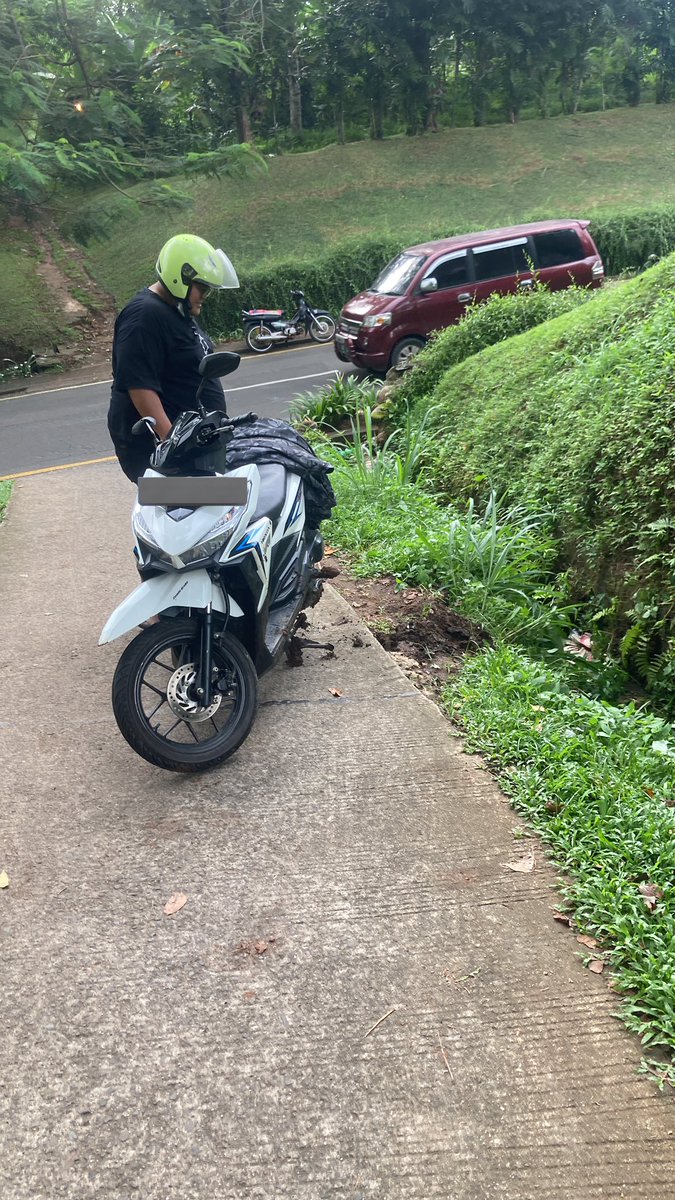poncoiskandar30's tweet photo. Nyungsep ke got adalah kegiatan yang tepat saat otw bekerja bersama kolega kantor ;) https://t.co/7C0SSNpTiA