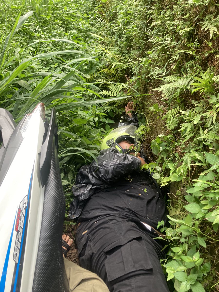 poncoiskandar30's tweet photo. Nyungsep ke got adalah kegiatan yang tepat saat otw bekerja bersama kolega kantor ;) https://t.co/7C0SSNpTiA