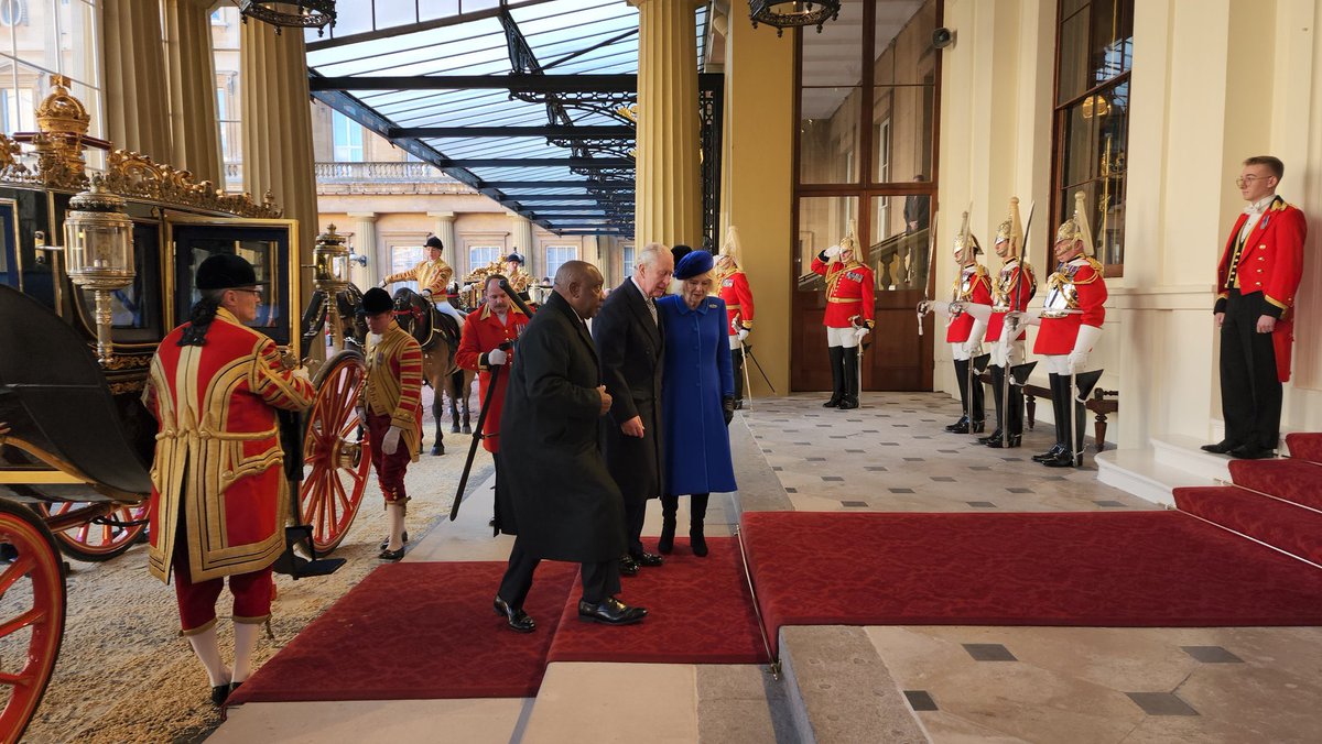 HM The King, The Queen Consort and President <a href="/CyrilRamaphosa/">Cyril Ramaphosa 🇿🇦</a> and members of the South African and British Suites then left Horse Guards for Buckingham Palace in a carriage procession with a Sovereign’s Escort of the Household Cavalry…(4/9)