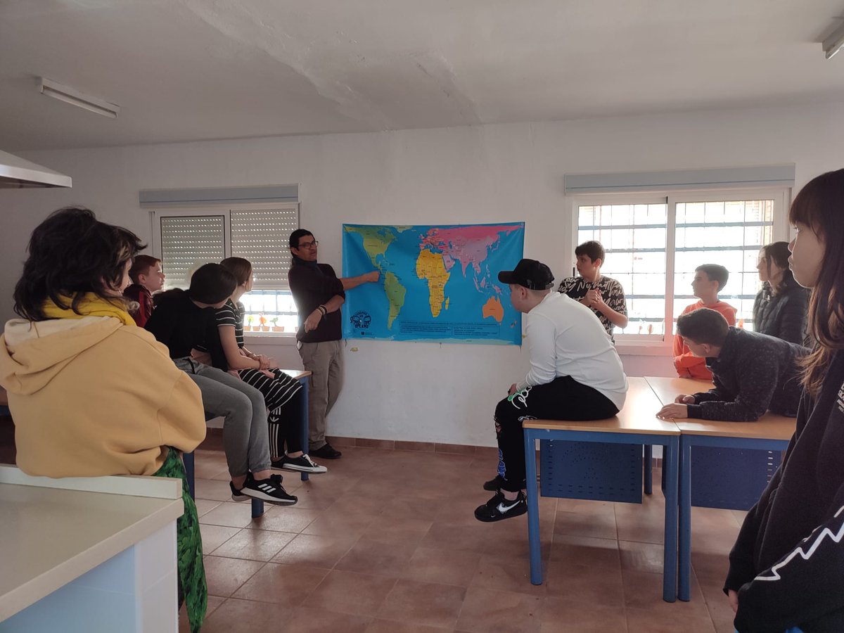 CICBata's tweet photo. Seguimos #transformandonos en el @IES_Averroes de #CordobaEsp . Hoy nos visitó Jimmy para hablarnos de #Nicaragua  y su contexto para seguir aprendiendo de la #diversidadcultural del mundo.

@CooperacionAND  
@CoordiONGD 
@CordobaSolidari  
@CAONGD https://t.co/klo7RF4IT5