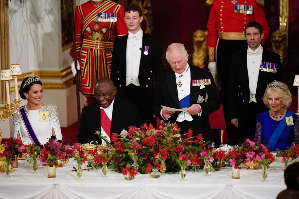 Day 1 ended with the State Banquet hosted by HM The King and The Queen Consort. Always a spectacular occasion, and a highlight of all State Visits, with speeches from HM and President <a href="/CyrilRamaphosa/">Cyril Ramaphosa 🇿🇦</a> celebrating the 🇿🇦🇬🇧relationship (8/9)